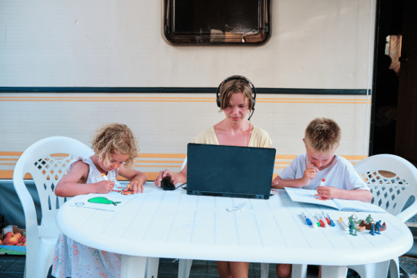 camping car enfants travail